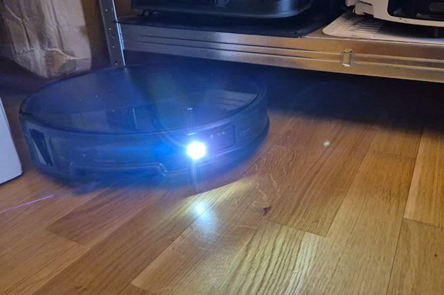 Roborock Saros 20 fährt unter ein flaches Regal mit minimalem Bodenabstand